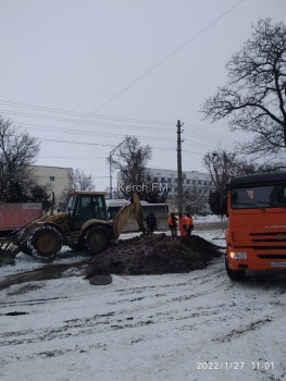 Новости » Общество: Часть домов в Аршинцево без воды из-за порыва, организован подвоз