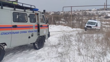 Новости » Общество: Спасатели вновь вытаскивали «скорую» из снежного заноса в Крыму