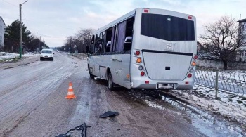 Женщина пострадала после столкновения грузовика с пассажирским автобусом в Крыму