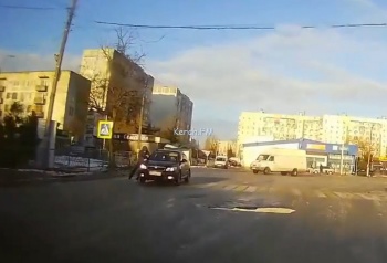Новости » Криминал и ЧП: В Керчи пешеход упал на машину (момент аварии)
