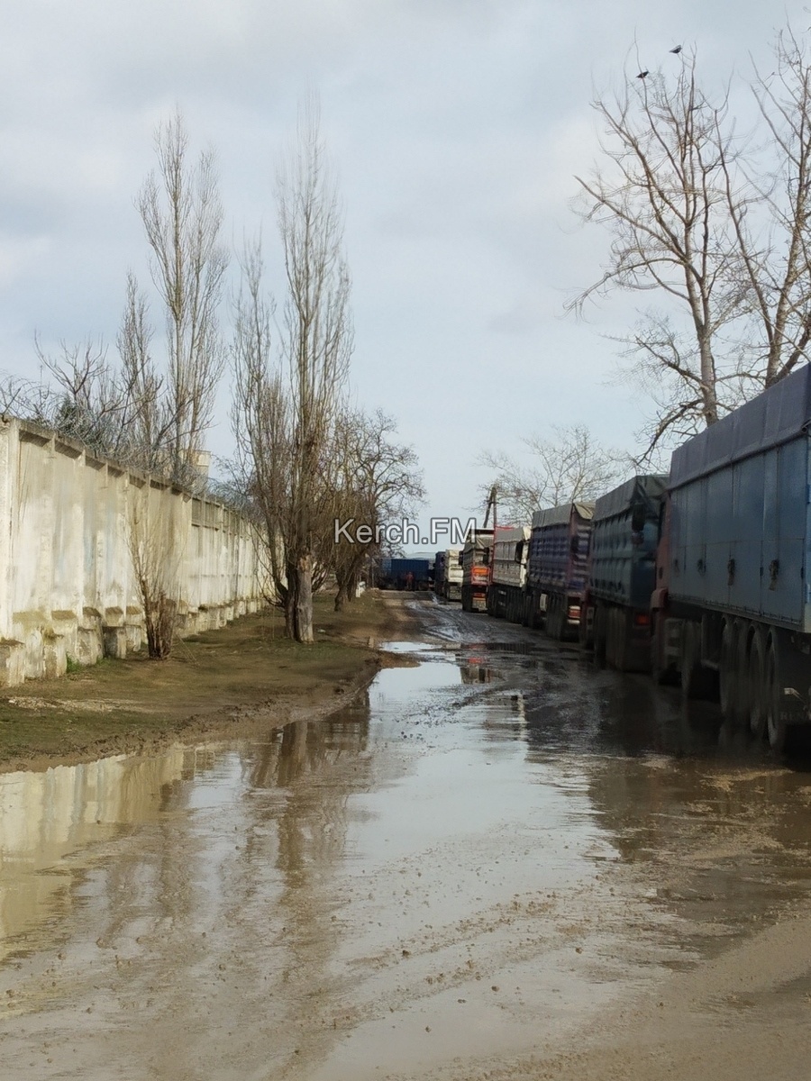 Керчане жалуются на грузовики, которые развозят грязь по дорогам города »  Керчь.ФМ - вся правда о Керчи, новости Керчи