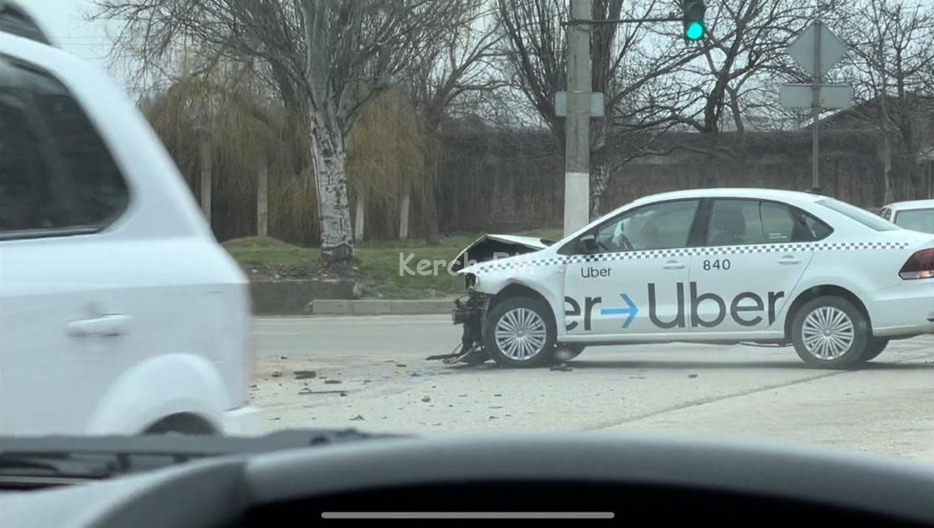 На перекрестке Фурманова – Горького в Керчи в ДТП попала машина такси Uber  » Керчь.ФМ