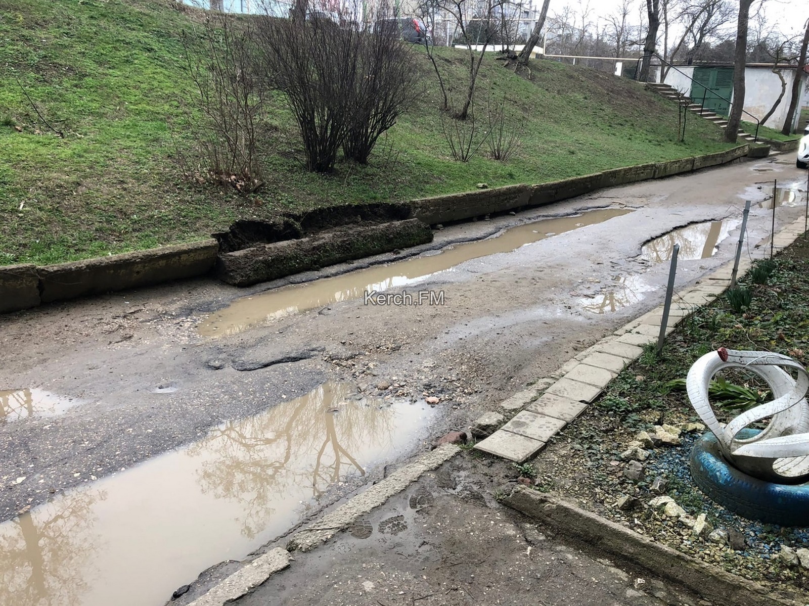 Скоро земля в подъездах будет? У дома в Аршинцево упал бетонный блок,  держащий грунт » Керчь.ФМ