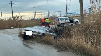 Легковушка вылетела в кювет с водой на скользкой дороге в Керчи