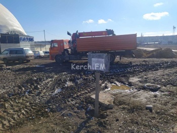 Новости » Общество: Две стройки на Войно-Ясенецкого в Керчи «убили» новую дорогу