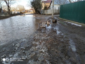 Керчане тонут в грязи и лужах огромного размера в одном из районов города