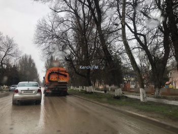 Дороги в Керчи моют в дождь