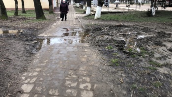 Тротуар в Аршинцево в грязи – керчане не первый год не могут добиться его ремонта