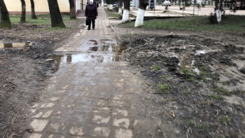 Новости » Общество: Тротуар в Аршинцево в грязи – керчане не первый год не могут добиться его ремонта