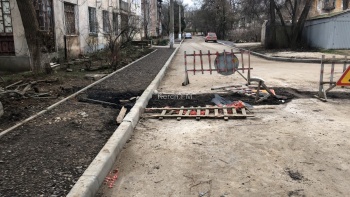 Многострадальная улица Черноморская: ремонтировать дырку в новом асфальте никто не спешит