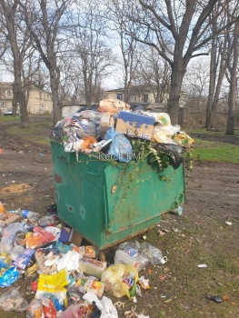 Свалка мусора образовалась в жилом районе, поскольку мусоровоз не может доехать из-за грязи