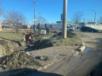 В Керчи на Шлагбуамской осужденные очищают ливневку