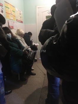 Новости » Общество: В керченской больнице собралась очередь из температурных больных
