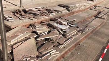 Гранитные плиты со ступеней керченского суда разбивают и снимают