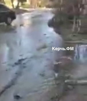 С утра на ул. Войкова в Керчи чистая вода полностью затопила дорогу
