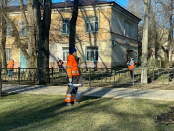 Новости » Общество: В Керчи коммунальщики приступили к уборке газонов