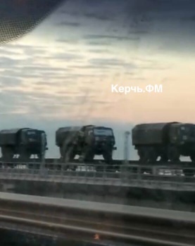 Военная техника покидает Крым через железнодорожную часть Крымского моста