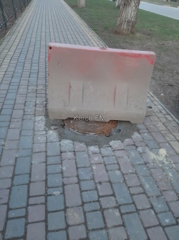 Керчане возмущены: на ул. Казакова посреди тротуара появился колодец