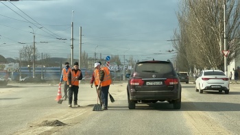 В Керчи коммунальщики убирают обочины дорог
