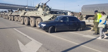 На «Тавриде» столкнулись БТР и легковушка