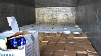 В Крыму задержали грузовик с шестью тысячами бутылок контрафактной водки