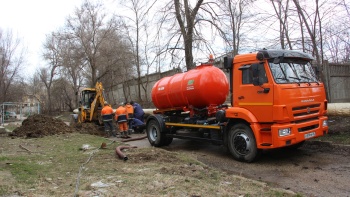 Сотрудники водоканала ликвидируют аварию на сетях по ул. Суворова