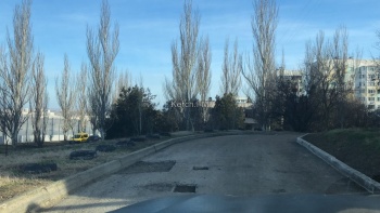 В Керчи ремонтируют внутридворовую дорогу  у домов на Верхнем Солнечном