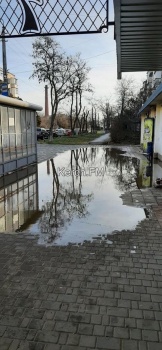 На Ульяновых в Керчи у остановки появилось канализационное озеро