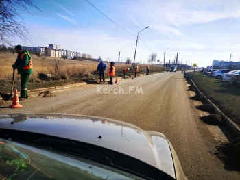 Дворников всего района вывели убирать грязь с обочин по Ворошилова в Керчи