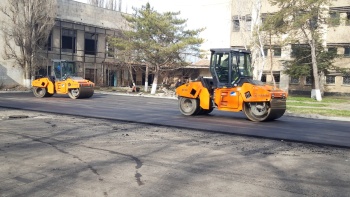 На дороге между улицами Островского и Большевистской начали укладывать асфальт