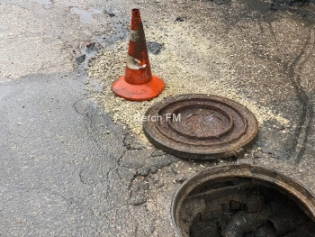 Новости » Общество: Провал дороги на Театральной засыпали щебнем