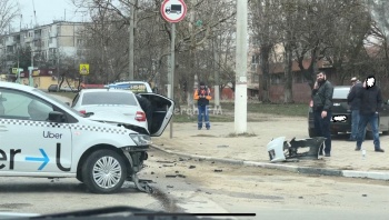 На перекрестке Фурманова – Горького в Керчи в ДТП попала машина такси Uber
