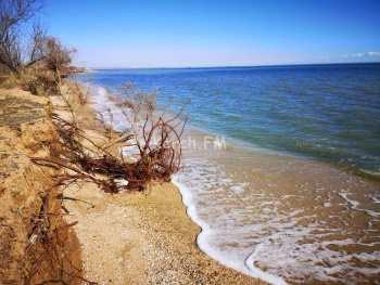 Новости » Общество: Море «съело» пляж на Нимфейской дороге в Керчи