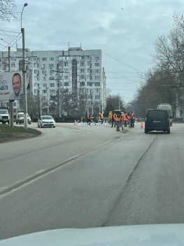 Новости » Общество: В Керчи осужденные убирали дорогу на Чкалова