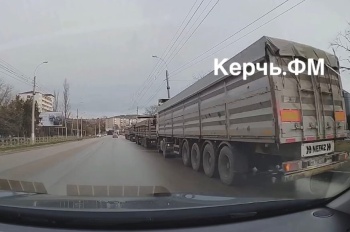 Очередь из грузовиков в керченский порт заняла одну полосу для движения авто