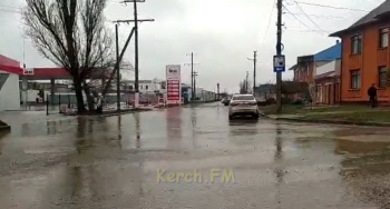 Новости » Коммуналка: Полевая в Керчи стоит в воде, Вокзальное шоссе - в глубоких лужах
