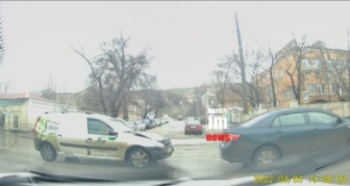 Момент утренней аварии на ул. Свердлова попал в объектив видеорегистратора