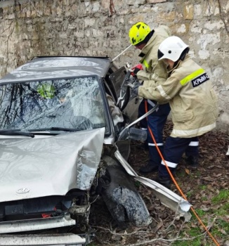 Спасателям пришлось «вырезать» водителя из ВАЗа, попавшего в ДТП в Крыму