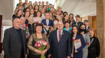 Керчанок поздравили с наступающим Международным женским днём