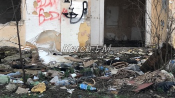 Керчане просят оградить заброшенные здания в жилом квартале в Аршинцево