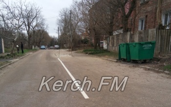 На новом асфальте в Керчи уже появилась метровая дыра