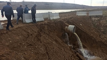 Новости » Общество: Власти заверили, что дамба у Бондаренково удержит воду