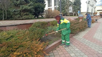 В центре Керчи зеленхоз приступил к весенней прополке цветников