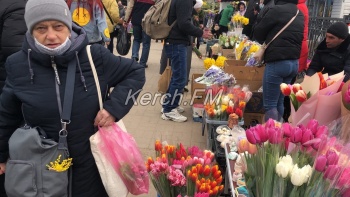 Ежегодный цветочный ажиотаж в Керчи- люди скупают тюльпаны, мимозу и гиацинты