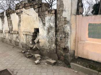 Аварийная стена на Свердлова продолжает разрушаться, но никому нет дела