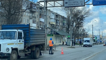 Новости » Общество: В Керчи на Горького осужденные чистили обочины дороги