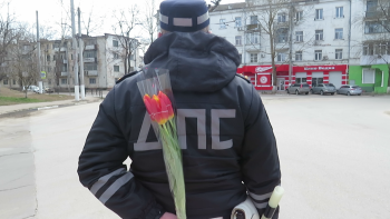 Новости » Общество: Сотрудники ГИБДД дарили женщинам за рулем в Керчи цветы