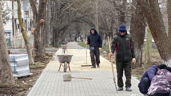 Новости » Общество: В сквере на 1-ой Пятилетки начали укладывать плитку