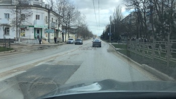 Новости » Общество: Получилось со второй попытки: на Свердлова полностью заасфальтировали яму