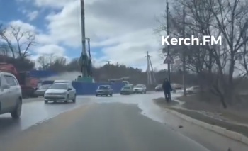 Новости » Общество: В Керчи на Солнечном образовался 4-х метровый фонтан